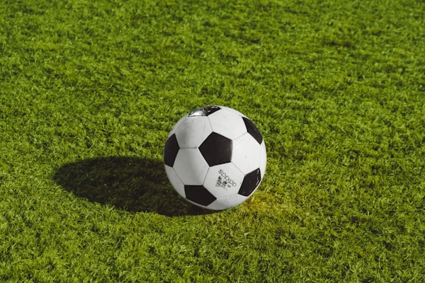 球员在绿茵场上激烈拼抢足球